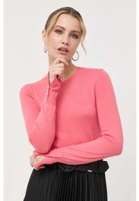 Guess sweter damski kolor różowy lekki. Okazja: na co dzień. Kolor: różowy. Materiał: materiał, dzianina, wiskoza. Długość rękawa: długi rękaw. Długość: długie. Styl: casual