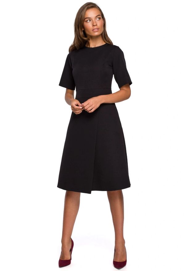 Stylove - Sukienka elegancka trapezowa z asymetrycznym dołem czarny wizytowa. Okazja: na spotkanie biznesowe, do pracy, na komunię. Kolor: czarny. Typ sukienki: trapezowe, asymetryczne. Styl: elegancki, wizytowy