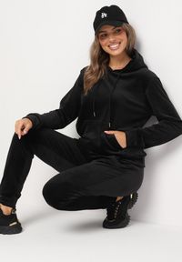 Born2be - Czarny Welurowy Komplet Dresowy Bluza z Kapturem Spodnie z Gumką w Talii Ilseria. Kolor: czarny. Materiał: welur, dresówka #3