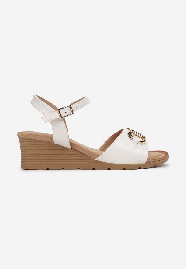 Born2be - Białe Sandały na Koturnie z Elegancką Klamerką Miasia. Zapięcie: sprzączka. Kolor: biały. Obcas: na koturnie. Styl: elegancki