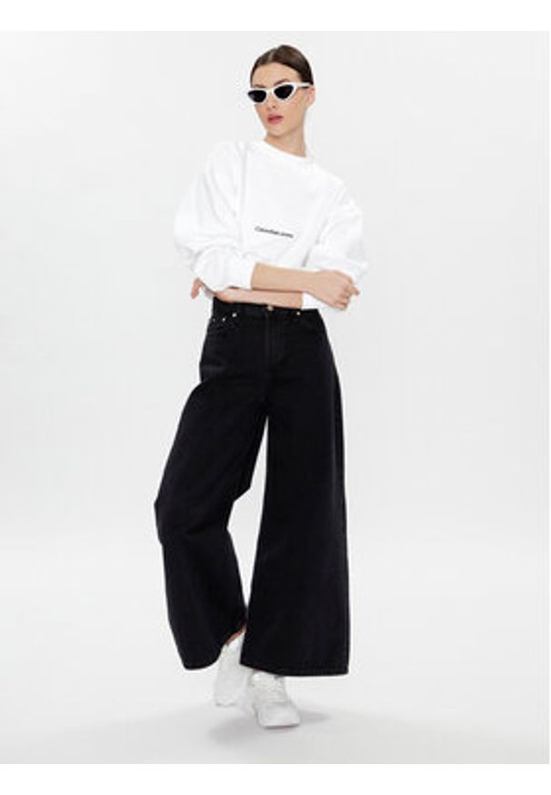 Calvin Klein Jeans Bluza J20J220689 Biały Relaxed Fit. Kolor: biały. Materiał: bawełna, syntetyk