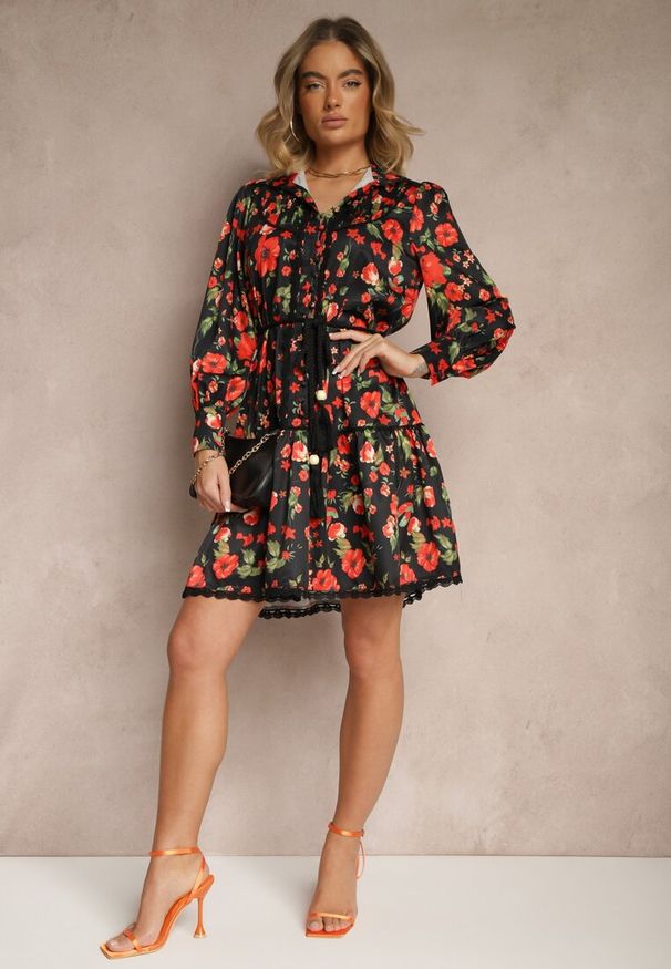 Renee - Czarna Rozkloszowana Sukienka z Koronkowymi Wstawkami i Sznurkiem Payten. Typ kołnierza: kołnierzyk stójkowy. Kolor: czarny. Materiał: koronka. Typ sukienki: koszulowe