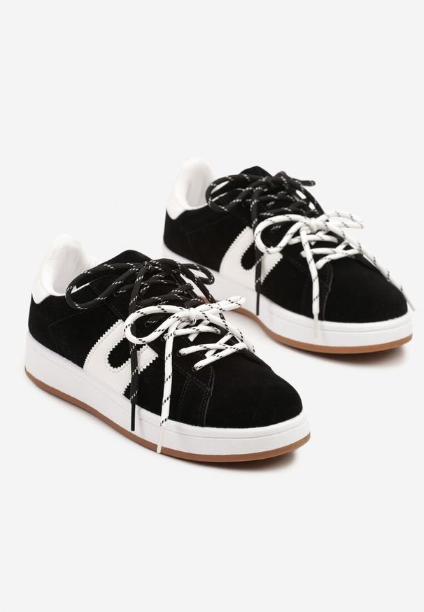 Renee - Czarne Sneakersy Ozdobione Geometrycznym Motywem Telindrela. Okazja: na co dzień. Kolor: czarny. Materiał: jeans. Wzór: aplikacja, geometria