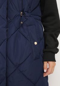 Born2be - Granatowa Pikowana Kamizelka o Długim Kroju ze Stójką i Kieszeniami Avatheia. Okazja: na co dzień. Typ kołnierza: kołnierzyk stójkowy. Kolor: niebieski. Materiał: jeans. Długość: długie. Wzór: aplikacja. Styl: klasyczny, casual, elegancki #6