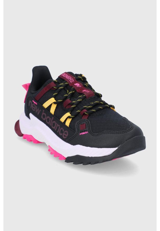 New Balance Buty WTSHACB1 damskie kolor czarny. Nosek buta: okrągły. Zapięcie: sznurówki. Kolor: czarny. Materiał: guma