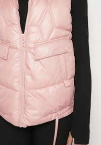 Born2be - Różowa Kamizelka z Odpinanym Kapturem i Ozdobnym Pikowaniem Arreanne. Okazja: na co dzień. Kolor: różowy. Materiał: jeans, materiał. Sezon: jesień, wiosna. Styl: sportowy, elegancki, casual #3