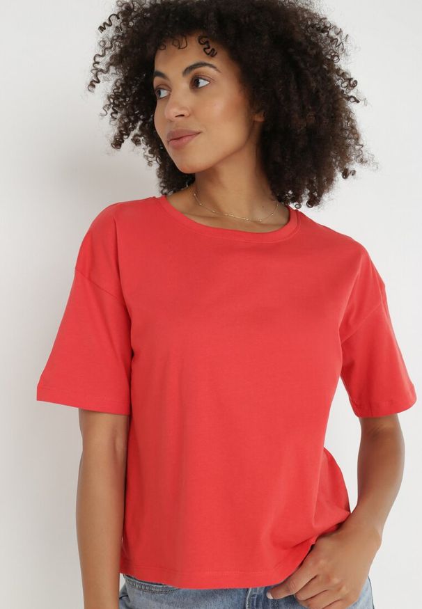 Born2be - Czerwony T-shirt Evales. Okazja: na co dzień. Kolor: czerwony. Materiał: bawełna. Długość rękawa: krótki rękaw. Długość: krótkie. Wzór: jednolity. Styl: casual