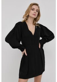 VICTORIA BECKHAM - Victoria Beckham sukienka kolor czarny mini rozkloszowana. Kolor: czarny. Materiał: tkanina. Długość rękawa: długi rękaw. Typ sukienki: rozkloszowane. Długość: mini