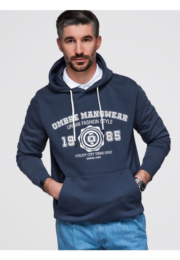 Ombre Clothing - Męska bluza kangurka z kapturem i nadrukiem w stylu college – granatowa V2 - Rozmiar: M. Okazja: na co dzień. Typ kołnierza: kaptur. Kolor: niebieski. Materiał: materiał, poliester, bawełna, dresówka, dzianina. Wzór: nadruk. Styl: elegancki, casual, klasyczny