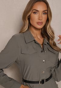 Renee - Ciemnoszara Koszulowa Sukienka z Ozdobnym Paskiem i Rozcięciami Ciarira. Kolor: szary. Materiał: tkanina. Typ sukienki: koszulowe #5