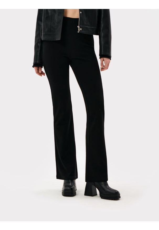 Sinsay - Spodnie flare - czarny. Kolor: czarny