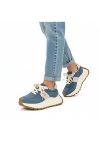 Sneakersy damskie Filippo cholewka z naturalnej skóry zamszowej z kontrastowym panelem bocznym i klasycznym sznurowaniem z metalowym logo masywna bry. Kolor: niebieski. Materiał: skóra, zamsz. Szerokość cholewki: normalna. Obcas: na platformie. Styl: klasyczny #1