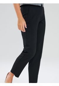Sinsay - Gładkie spodnie na kant - czarny. Kolor: czarny. Wzór: gładki #1