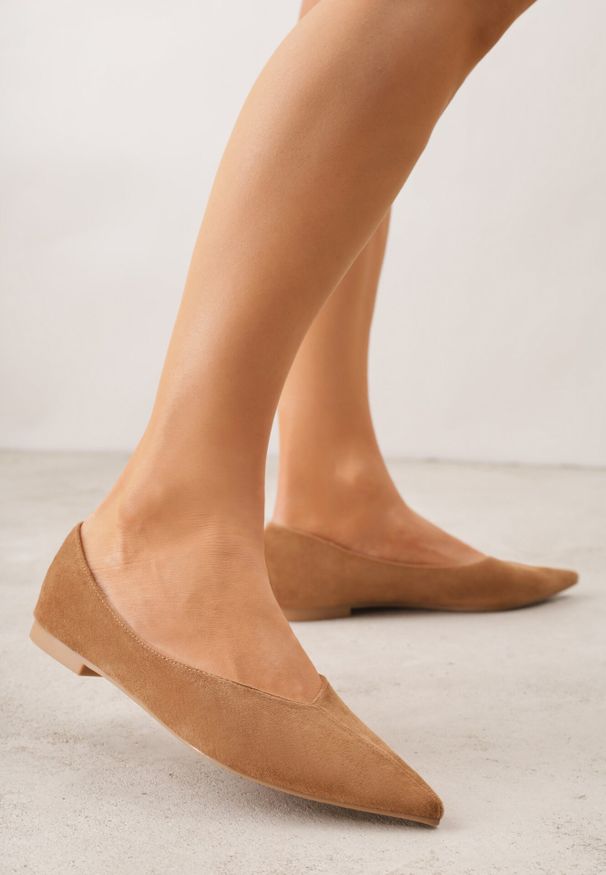 Born2be - Jasnobrązowe Balerinki z Imitacji Zamszu z Noskiem w Szpic Egynome. Okazja: na co dzień, na spotkanie biznesowe, do pracy. Kolor: brązowy. Materiał: zamsz. Styl: casual, biznesowy, elegancki