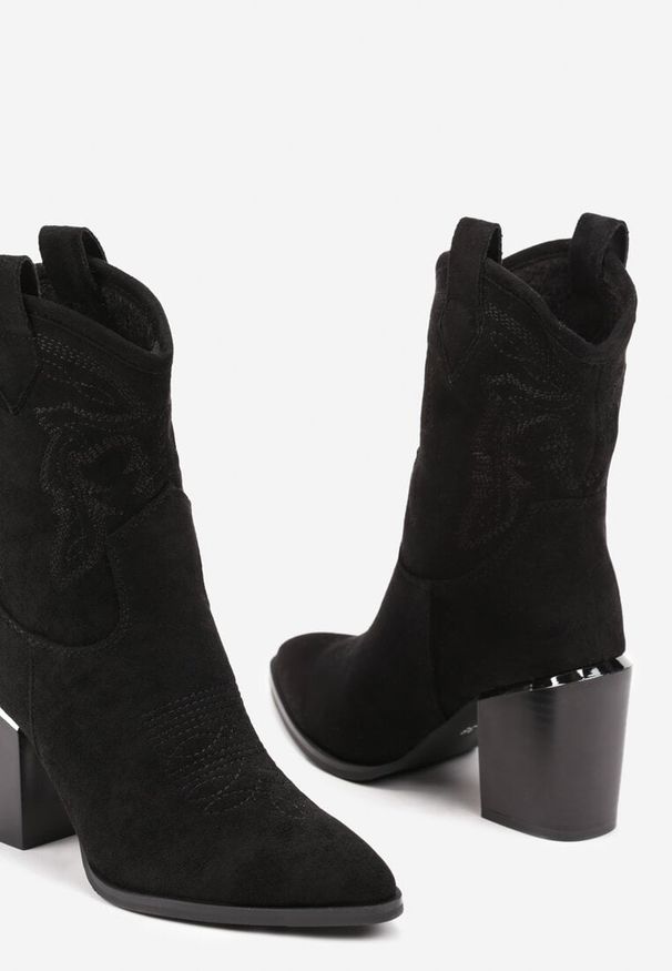 Born2be - Czarne Botki Kowbojki na Obcasie Ozdobione Haftem Mevael. Okazja: na co dzień, do pracy. Kolor: czarny. Materiał: jeans. Wzór: aplikacja, haft. Obcas: na obcasie. Styl: elegancki, casual, klasyczny, boho. Wysokość obcasa: średni