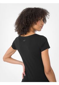 4f - T-shirt slim gładki damski. Kolor: czarny. Materiał: bawełna, elastan. Wzór: gładki