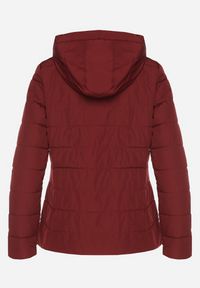 Born2be - Bordowa Przejściowa Kurtka z Pikowanymi Przeszyciami i Odpinanym Kapturem Olunea. Okazja: na spacer, na co dzień. Kolor: czerwony. Materiał: poliester, jeans. Styl: elegancki, casual #4