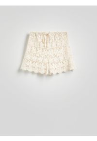 Reserved - Ażurowe szorty plażowe - złamana biel. Okazja: na plażę. Materiał: bawełna, dzianina. Wzór: ażurowy #1