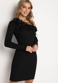 Born2be - Czarna Sweterkowa Sukienka z Wiskozą o Asymetrycznym Kroju z Kwiatami 3D i Piórami Nellyra. Kolor: czarny. Materiał: wiskoza. Wzór: kwiaty. Typ sukienki: asymetryczne