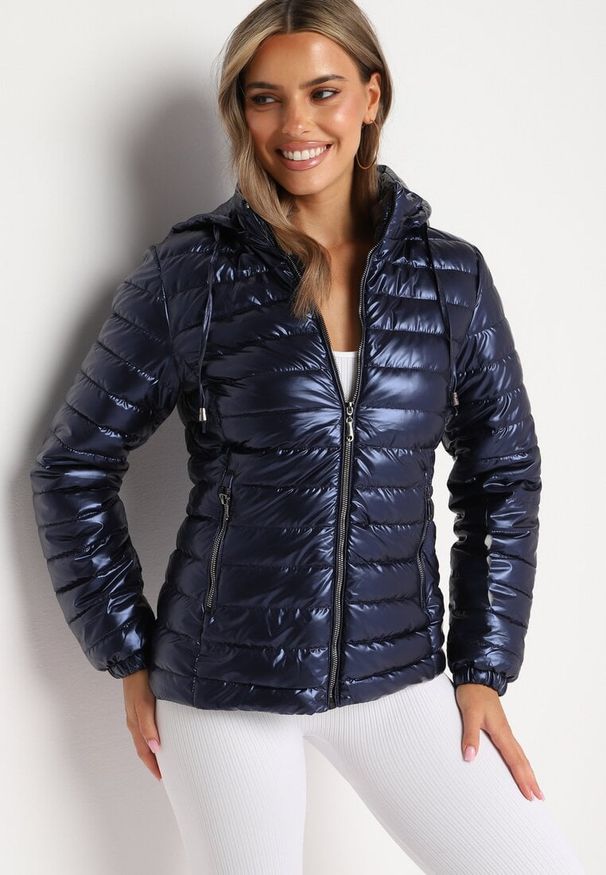 Born2be - Granatowa Pikowana Kurtka Wykończona Odpinanym Kapturem i Gumką przy Rękawach Mivisea. Okazja: na co dzień. Kolor: niebieski. Materiał: jeans. Styl: klasyczny, casual