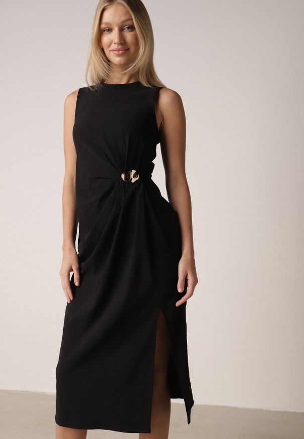 Born2be - Czarna Sukienka z Wiskozą z Metaliczną Aplikacją i Rozcięciem na Nogę Aeradina. Kolor: czarny. Materiał: wiskoza. Wzór: aplikacja. Styl: klasyczny