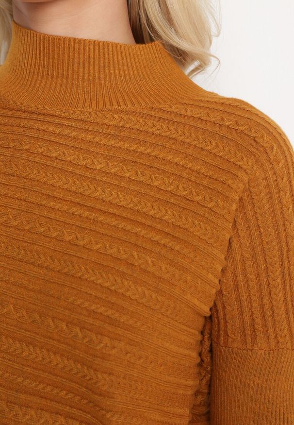 Born2be - Jasnobrązowy Sweter z Wełną o Asymetrycznym Fasonie z Tłoczeniem Sarositte. Kolor: brązowy. Materiał: wełna