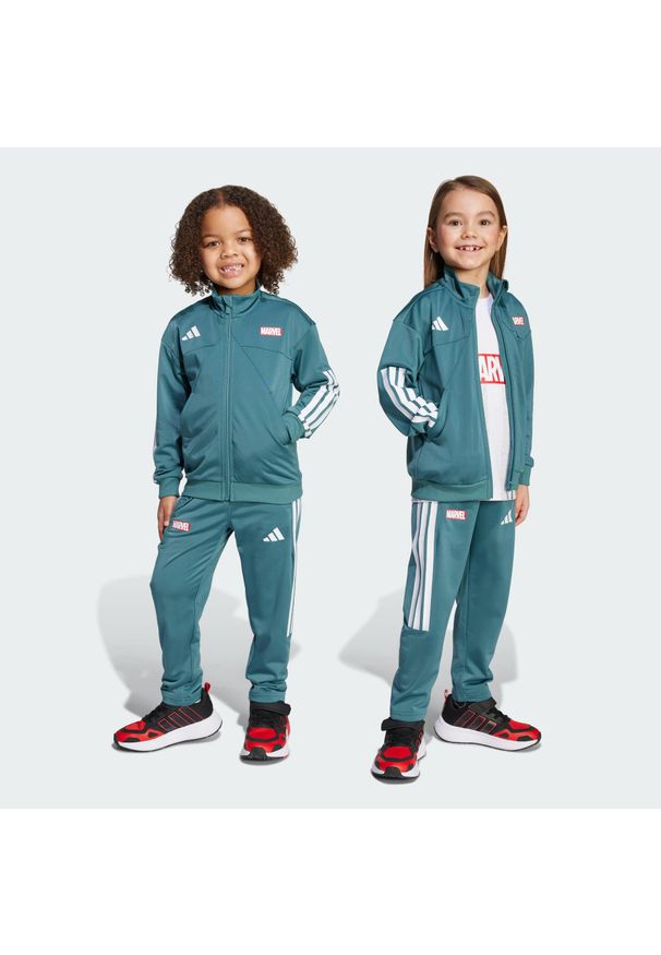 Adidas - Dres Marvel Spider-Man Tracksuit Kids. Kolor: biały, wielokolorowy, niebieski. Materiał: dresówka. Wzór: motyw z bajki