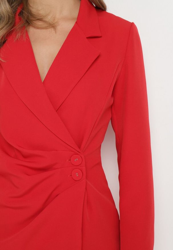 Born2be - Czerwona Sukienka Ionitheme. Okazja: do pracy, na spotkanie biznesowe. Typ kołnierza: dekolt w serek. Kolor: czerwony. Styl: klasyczny, elegancki, biznesowy