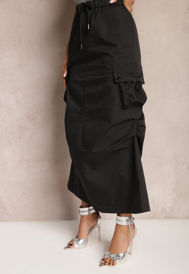 Renee - Czarna Marszczona Spódnica Midi w Stylu Cargo z Gumką w Talii Gacieam. Okazja: na imprezę, na co dzień. Kolor: czarny. Materiał: tkanina. Styl: casual, elegancki