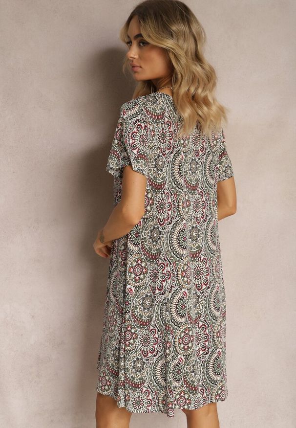Renee - Zielono-Różowa Krótka Sukienka w Stylu Boho z Elastycznej Wiskozy z Krótkimi Rękawami Ailoni. Kolor: zielony. Materiał: wiskoza. Długość rękawa: krótki rękaw. Sezon: lato, wiosna. Styl: boho. Długość: mini