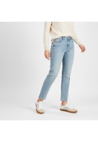 Sneakersy damskie Armodo, cholewka ze skóry naturalnej z perforowanymi panelami klasyczne sznurowanie niska stabilna podeszwa zapewniająca komfort co. Okazja: na co dzień. Zapięcie: sznurówki. Kolor: biały. Materiał: skóra. Szerokość cholewki: normalna. Wzór: ażurowy. Styl: klasyczny #9