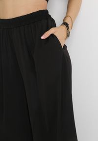 Born2be - Czarne Szerokie Spodnie z Gumką w Pasie Agate. Kolor: czarny. Materiał: wiskoza