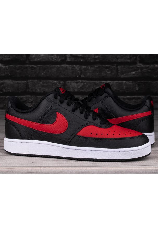 Buty męskie sportowe Nike COURT VISION LO. Zapięcie: sznurówki. Kolor: czerwony, czarny, wielokolorowy. Materiał: syntetyk, materiał. Szerokość cholewki: normalna. Model: Nike Court. Sport: turystyka piesza
