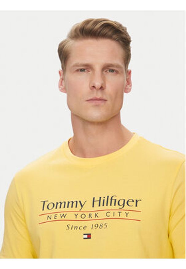 TOMMY HILFIGER - Tommy Hilfiger T-Shirt Center Stack MW0MW38621 Żółty Regular Fit. Kolor: żółty. Materiał: bawełna