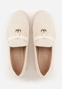 Renee - Beżowe Mokasyny VICES z Imitacji Zamszu z Wkładką ze Skóry Naturalnej Dispova. Okazja: na co dzień. Kolor: beżowy. Materiał: zamsz, skóra. Styl: casual, elegancki #4