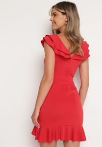 Born2be - Czerwona Kopertowa Sukienka z Falbankami i Dekoltem w Serek Dlina. Okazja: na co dzień. Typ kołnierza: kołnierz z falbankami, dekolt w serek. Kolor: czerwony. Długość rękawa: krótki rękaw. Wzór: aplikacja. Typ sukienki: kopertowe. Styl: casual, elegancki #3
