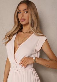 Renee - Beżowy Kopertowy Kombinezon Wide Leg Zdobiony Plisami i Paskiem z Klamrą Salirella. Okazja: na co dzień. Kolor: beżowy. Wzór: aplikacja. Styl: elegancki, casual #3