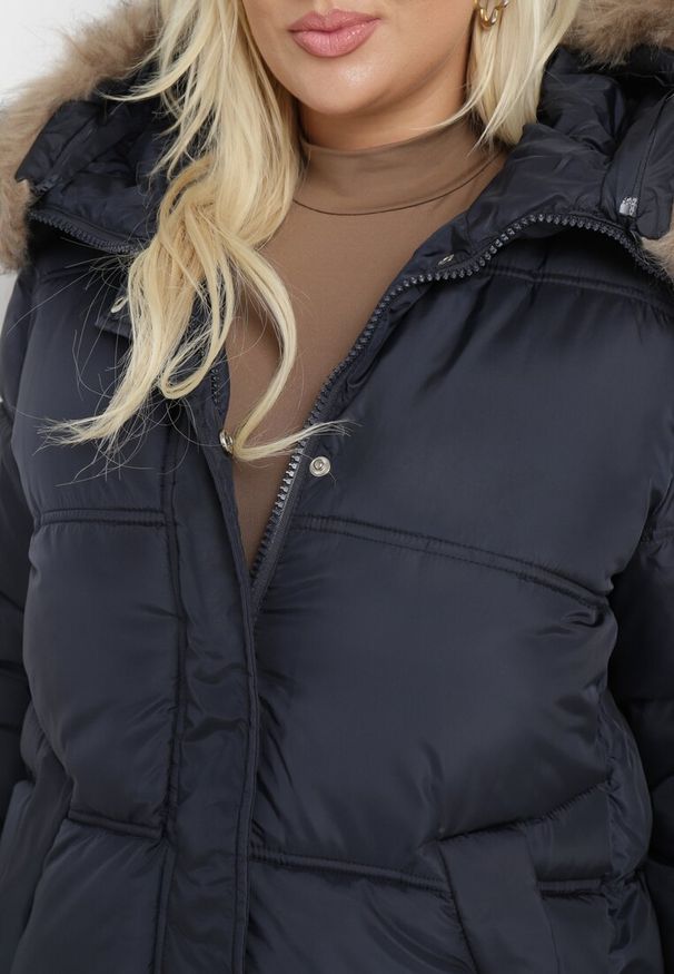 Born2be - Granatowa Kurtka z Kapturem i Sztucznym Futerkiem Tsani. Okazja: do pracy. Typ kołnierza: kaptur. Kolekcja: plus size. Kolor: niebieski. Materiał: futro. Wzór: aplikacja. Sezon: zima, jesień. Styl: elegancki, klasyczny