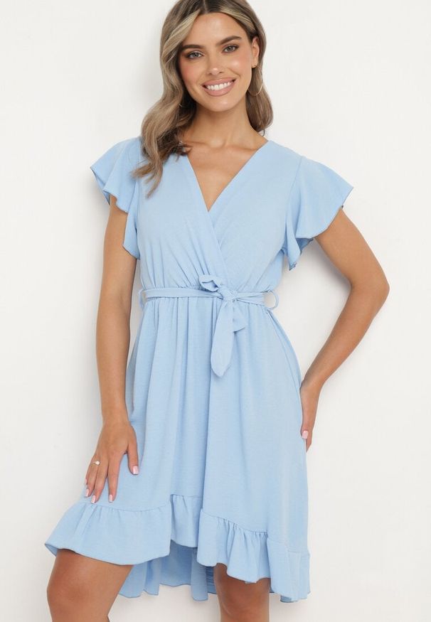 Born2be - Jasnoniebieska Kopertowa Sukienka z Asymetrycznym Dołem Ozdobiona Falbanką z Paskiem w Talii Snidia. Okazja: na spacer, na co dzień. Kolor: niebieski. Wzór: aplikacja. Sezon: lato. Typ sukienki: asymetryczne, kopertowe. Styl: klasyczny, casual, elegancki