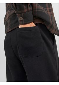 Jack & Jones - Jack&Jones Spodnie dresowe Gordon 12249274 Czarny Regular Fit. Kolor: czarny. Materiał: bawełna
