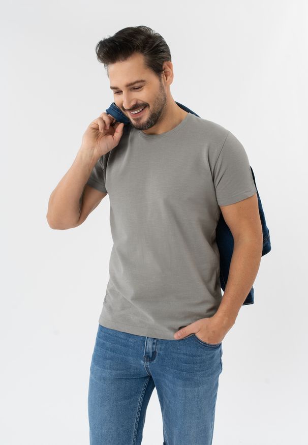 Volcano - Gładka koszulka TM-MODE. Materiał: bawełna, materiał. Długość rękawa: krótki rękaw. Długość: krótkie. Wzór: gładki. Styl: klasyczny