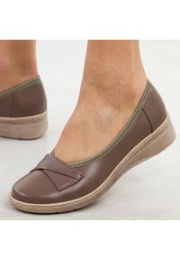 Cappuccino skórzane Polskie półbuty damskie Gregors 1120. Okazja: na co dzień. Materiał: skóra. Sezon: wiosna, jesień, lato. Styl: klasyczny, casual, elegancki