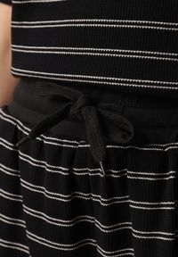 Born2be - Czarne Bawełniane Szorty w Paski z Wysokim Stanem w Stylu Casual Naunea. Okazja: na co dzień. Stan: podwyższony. Kolor: czarny. Materiał: bawełna. Długość: długie. Wzór: paski. Sezon: lato. Styl: casual #5