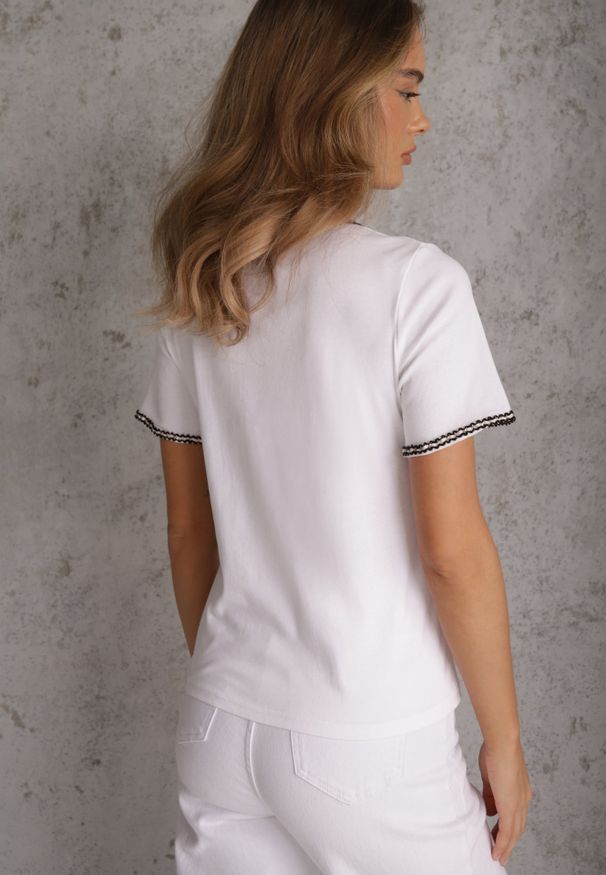 Renee - Biały T-shirt z Bawełny Zdobiony Lamówką z Metaliczną Nicią Petinope. Kolor: biały. Materiał: bawełna. Wzór: aplikacja