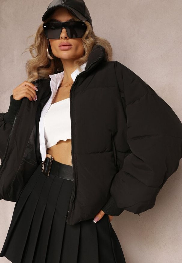 Renee - Czarna Pudełkowa Kurtka Pikowana o Kroju Oversize Isatti. Typ kołnierza: bez kaptura. Kolor: czarny. Długość rękawa: długi rękaw. Długość: długie. Styl: elegancki