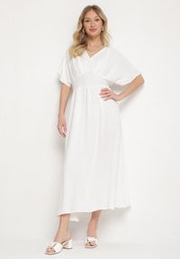 Born2be - Biała Rozkloszowana Sukienka z Gumką w Talii i Dekoltem w Serek Iffara. Okazja: na co dzień, do pracy, na spotkanie biznesowe. Typ kołnierza: dekolt w serek. Kolor: biały. Styl: biznesowy, casual #1