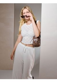 Sinsay - Ażurowa bluzka z ozdobnym wzorem - kremowy. Kolor: kremowy. Wzór: ażurowy #1