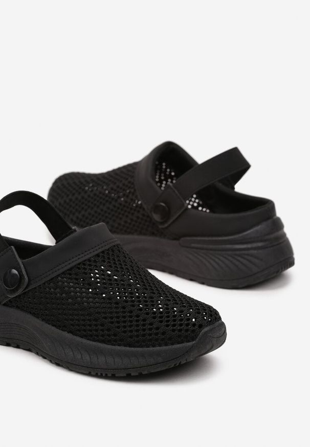 Born2be - Czarne Klapki z Ażurową Cholewką i Paskiem Podtrzymującym Piętę Fenrisa. Okazja: na co dzień, na spacer. Kolor: czarny. Materiał: jeans. Wzór: ażurowy. Sezon: lato. Styl: klasyczny, casual