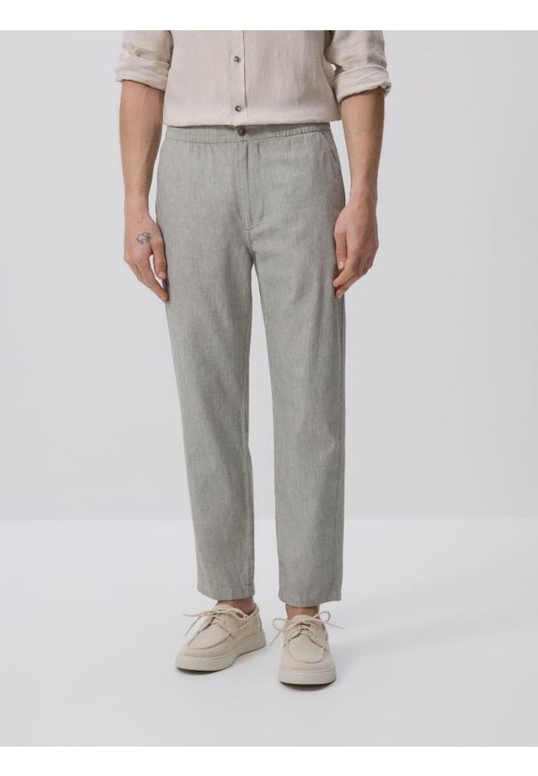 Reserved - Spodnie regular fit z lnem - ciemnozielony. Kolor: zielony. Materiał: len