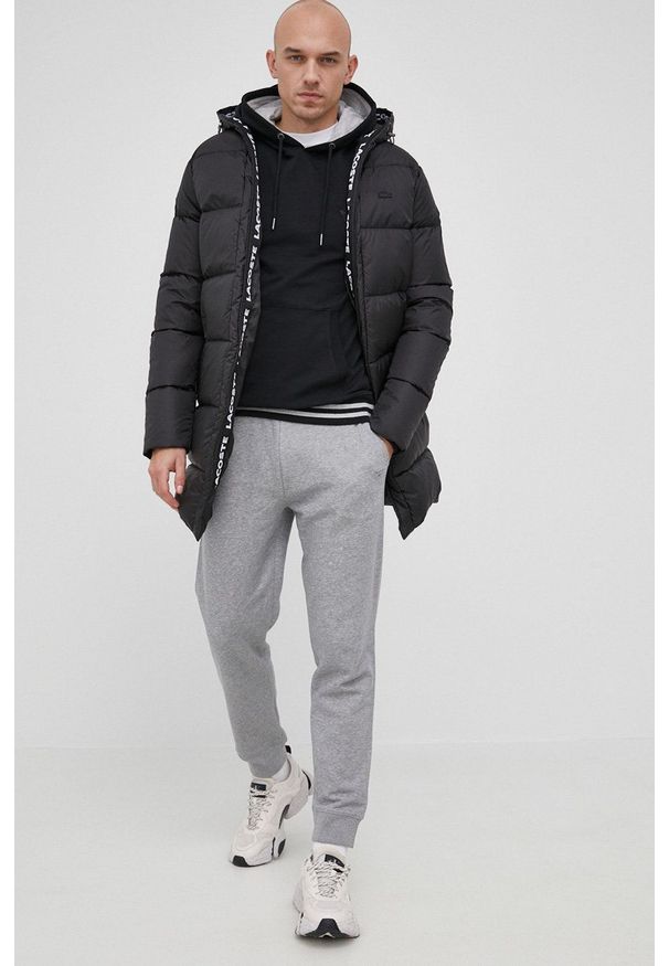 Guess Bluza męska kolor czarny z kapturem gładka. Okazja: na co dzień. Typ kołnierza: kaptur. Kolor: czarny. Materiał: dzianina. Wzór: gładki. Styl: casual